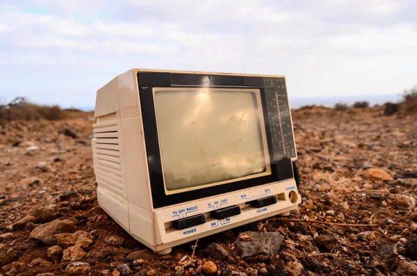 Rotto grigio televisione abbandonata — Foto Stock