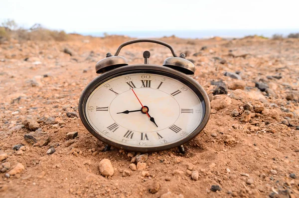 Klassieke analoge klok In het zand — Stockfoto