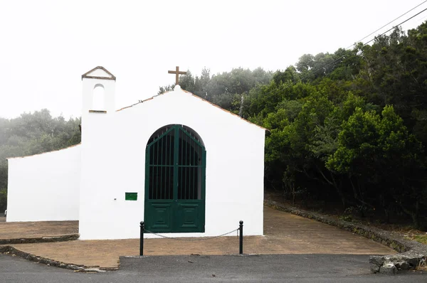 Iglesia blanca muy pequeña —  Fotos de Stock