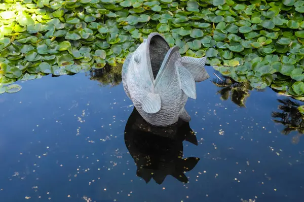 Posąg metalu ryb — Zdjęcie stockowe