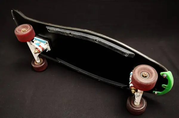 Oude gebruikte houten skateboard — Stockfoto