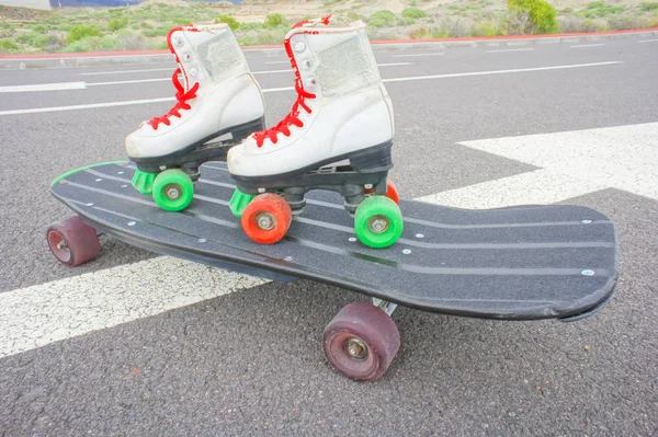 Staré vintage bílé skate boty — Stock fotografie