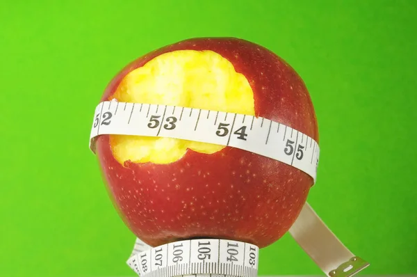 Dietetyczne jabłko i licznik — Zdjęcie stockowe