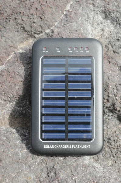 Panel słoneczny - energia na plaży — Zdjęcie stockowe