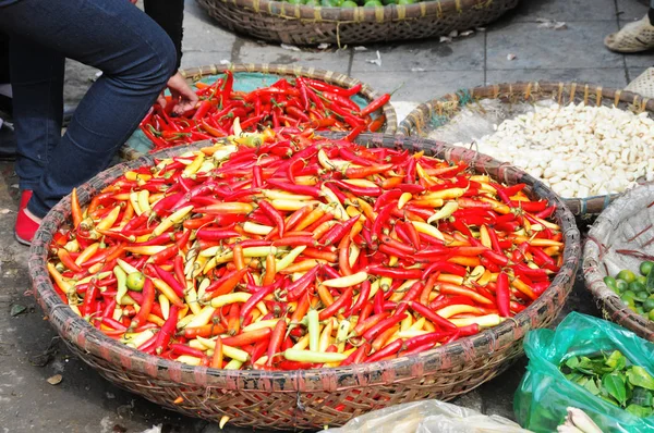 Вьетнамские перцы на местном рынке — стоковое фото
