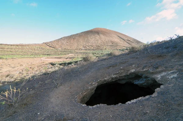 Hole in a mountain — Stock Photo, Image