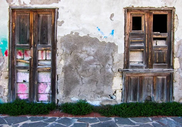 Eski bir duvarın eski kapıları — Stok fotoğraf