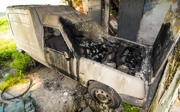 Altes zerstörtes Auto — Stockfoto