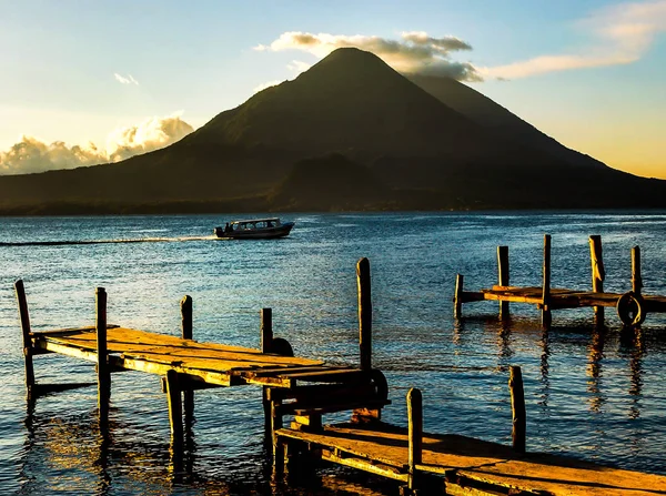 Molo sul lago Atitlan — Foto Stock