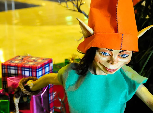 Elfo de Navidad con regalos —  Fotos de Stock
