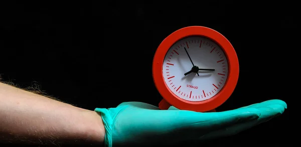 Reloj y una mano —  Fotos de Stock