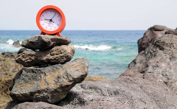 Horloge rouge près de l'océan — Photo