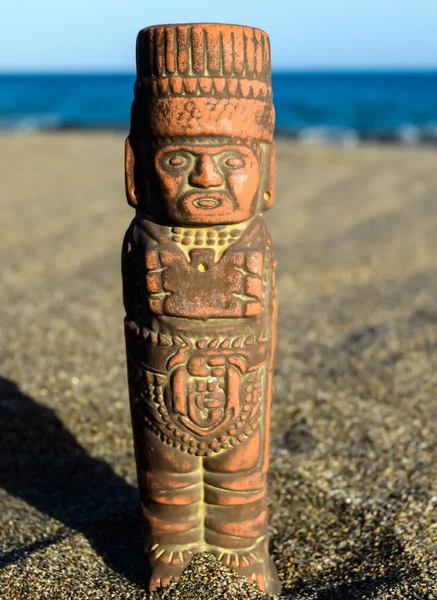 Antigua estatua maya en la playa de arena —  Fotos de Stock