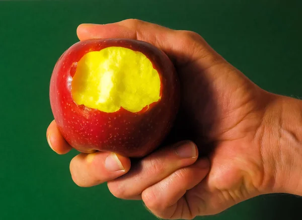 Укушенное красное яблоко — стоковое фото