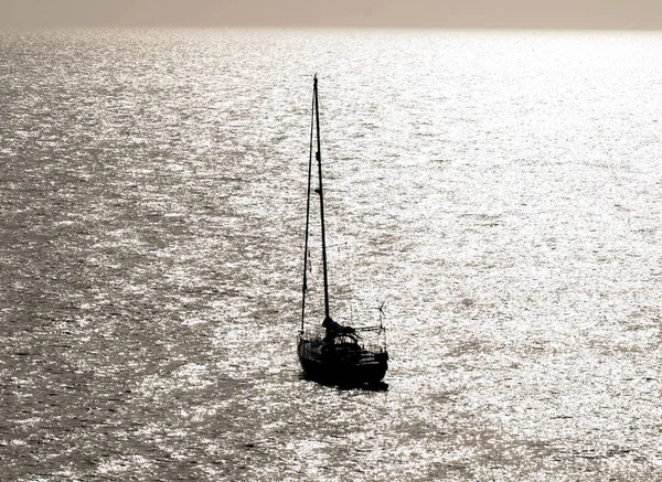 Silhouetted Sailing Boat — Stock Photo, Image