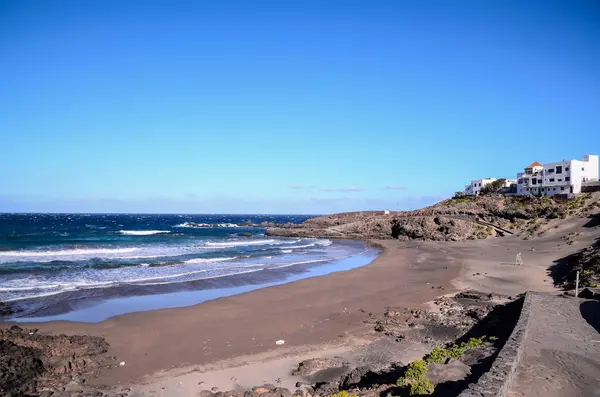 Strand an der trockenen Lavaküste — Stockfoto