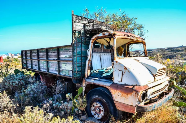 Camion abbandonato arrugginito — Foto Stock