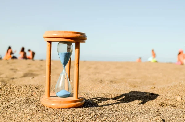 Zandloper klok aan het zand strand — Stockfoto