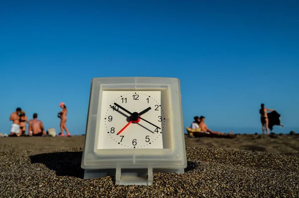 Kum plajda saat — Stok fotoğraf