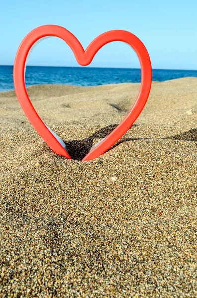 Hart op het zandstrand — Stockfoto