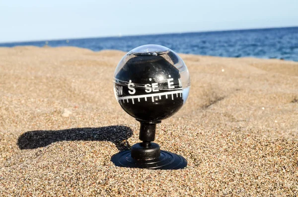 Kompas na plaży — Zdjęcie stockowe