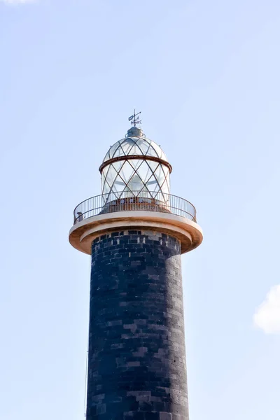 Старый маяк у моря — стоковое фото