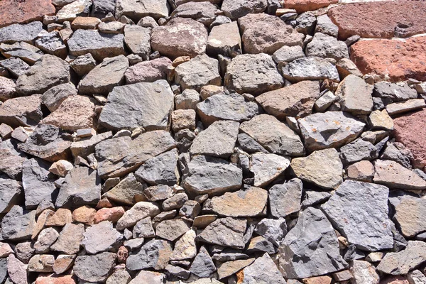 Вулканическая базальтовая скала — стоковое фото