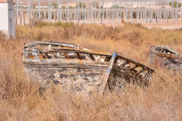Заброшенный старый корабль — стоковое фото
