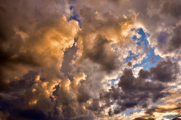 Farbige Wolken bei Sonnenuntergang — Stockfoto