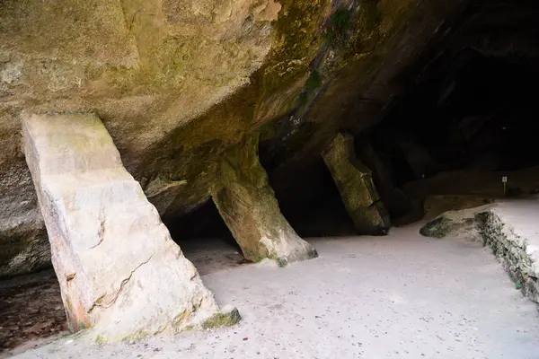 Entrada a la cueva —  Fotos de Stock