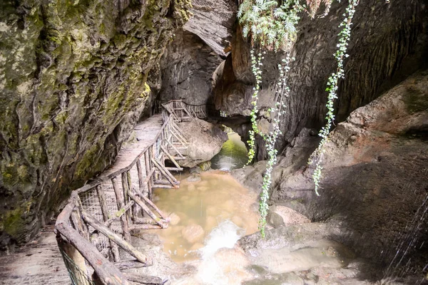 Dráhy dřevěná lávka — Stock fotografie