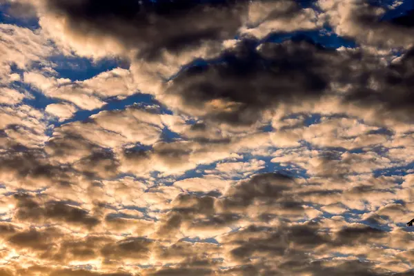 Farbige Wolken bei Sonnenuntergang — Stockfoto