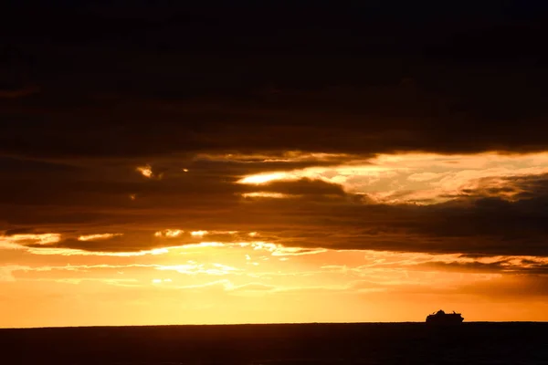 Nuages colorés au coucher du soleil — Photo