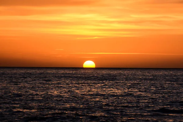 Il sole che tramonta nel mare — Foto Stock