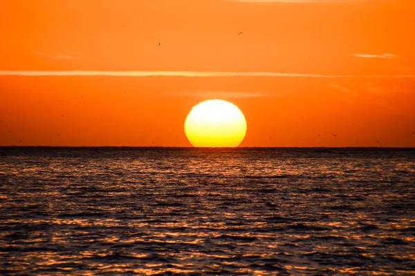 Il sole che tramonta nel mare — Foto Stock