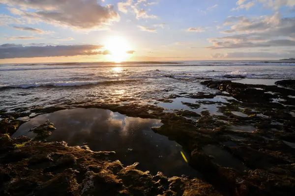 Słońce zachodzące w morzu — Zdjęcie stockowe