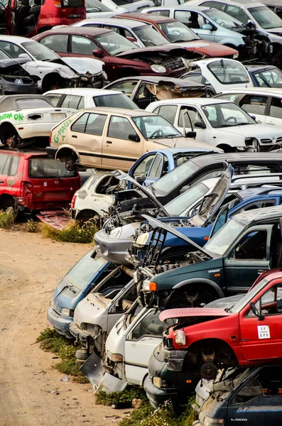 Alte Schrottautos auf Schrottplatz — Stockfoto