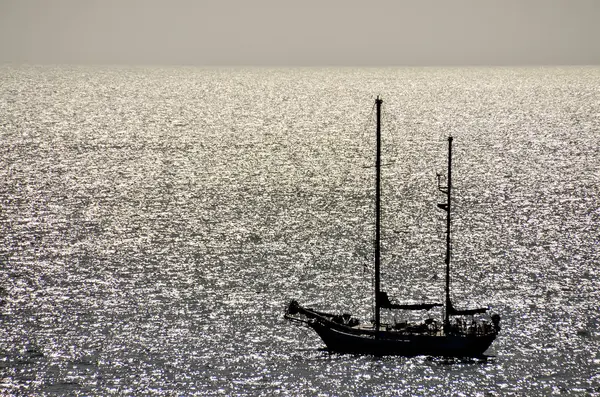 Silhouette Boat en el océano — Foto de Stock