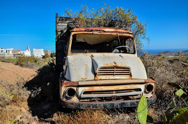 Camion abbandonato arrugginito — Foto Stock