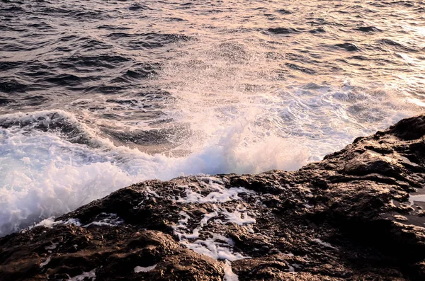 火山の海岸に打ち寄せる強い波 — ストック写真