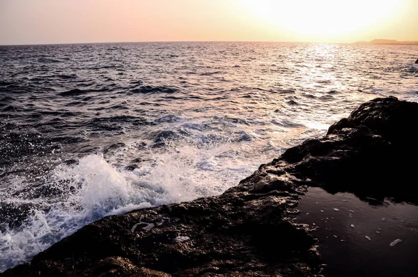 Silné vlny zřítilo na sopečné pobřeží — Stock fotografie