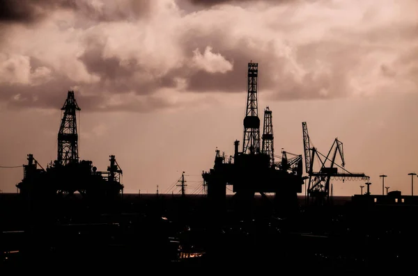 Silhueta de equipamento de perfuração de petróleo — Fotografia de Stock