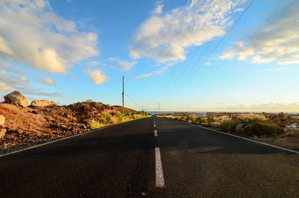 砂漠の中の孤独な道 — ストック写真