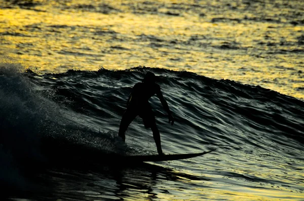 Sylwetka Surfer o zachodzie słońca — Zdjęcie stockowe