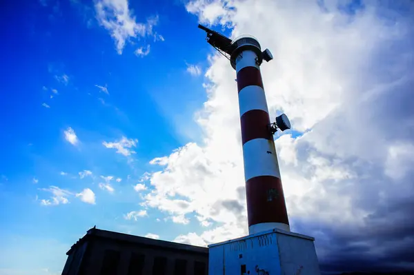 Kırmızı ve beyaz deniz feneri — Stok fotoğraf