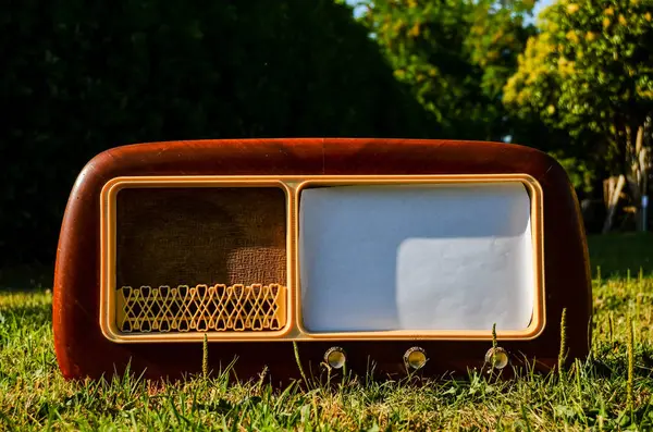 Gammal radio på gräs bakgrund — Stockfoto