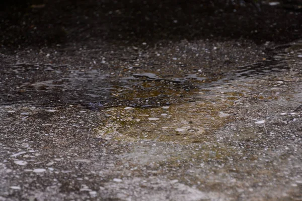 Regnar flöde ner på golvet — Stockfoto