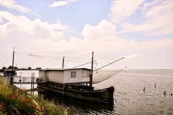 Casa inclinada y redes de pesca a lo largo del Delta del Po — Foto de Stock