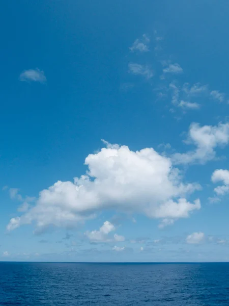 Ciel bleu avec gros plan nuage — Photo