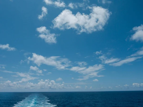 Ciel bleu avec gros plan nuage — Photo